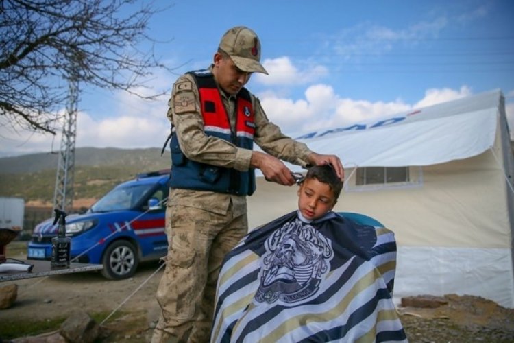 Mehmet&ccedil;ik Gaziantep'te vatandaşları tıraş ediyor