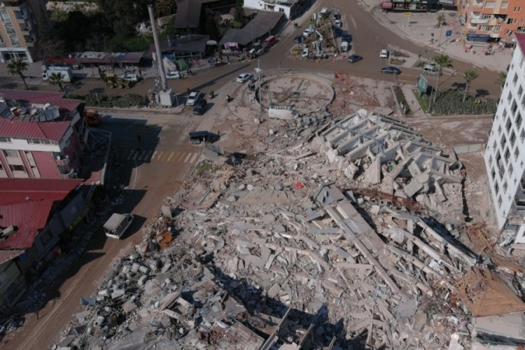 Hatay'da mobil baz istasyonu &uuml;zerine enkaz devrildi