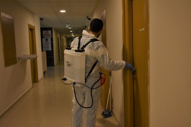 Depremzedelerin konakladığı yurtlarda hijyen &ccedil;alışmaları s&uuml;r&uuml;yor