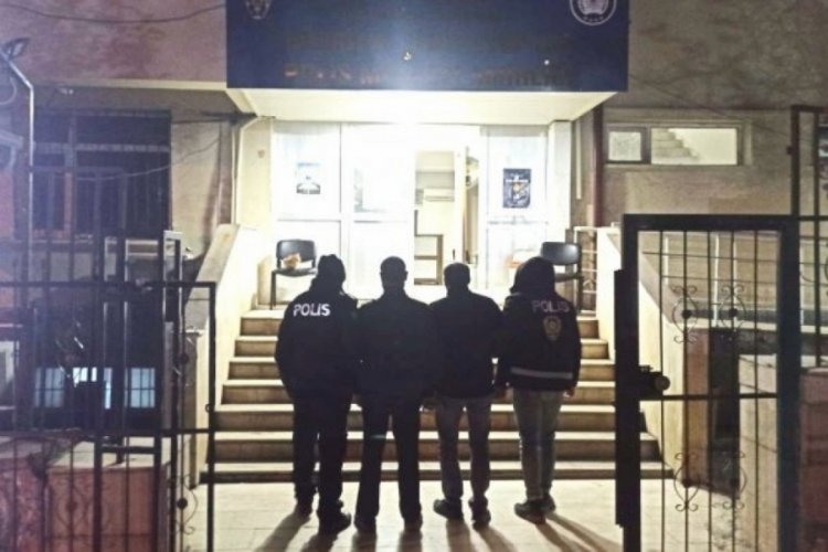 Adıyaman'da enkazdaki demirleri &ccedil;alan 2 kişi tutuklandı