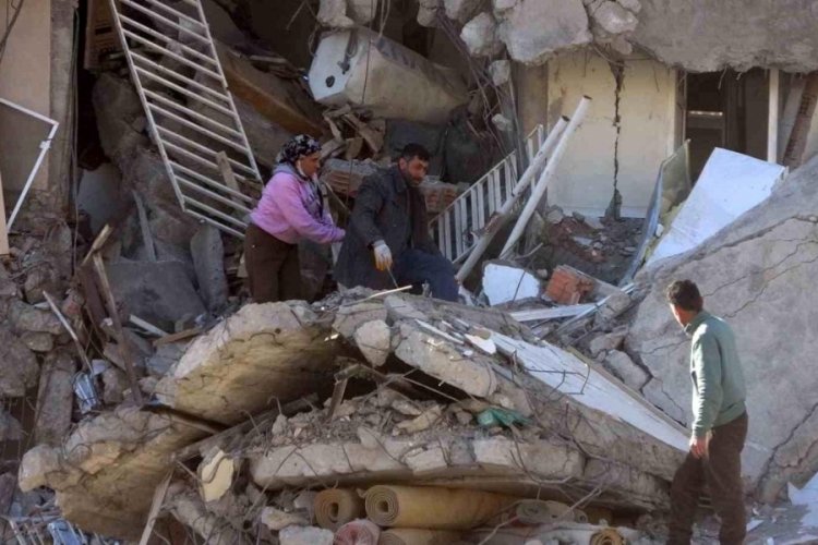 Adıyaman'da bir anne enkazın i&ccedil;inde oğlunun okul kitabını aradı