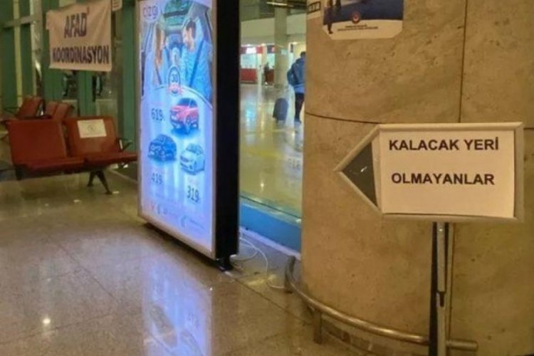 Esenboğa Havalimanı'nda depremzedeler i&ccedil;in konulan tabela g&uuml;ndem oldu