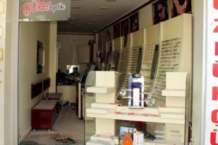 Malatya'da camı ve kapısı kırılan g&ouml;zl&uuml;k d&uuml;kkanına kimse girmedi