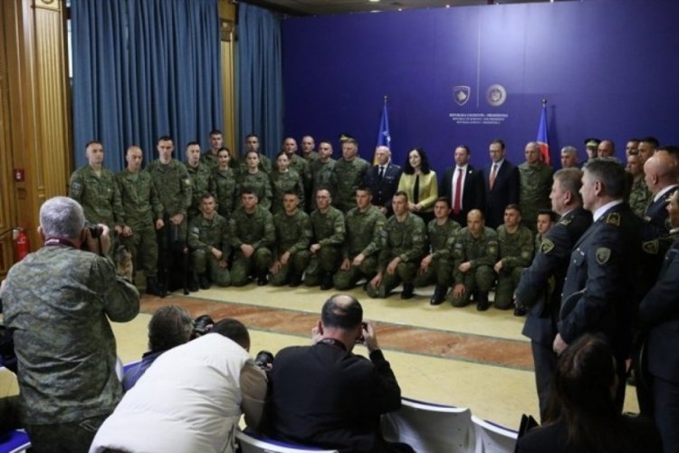 T&uuml;rkiye'ye yardıma gelen Kosova askerlerine madalya