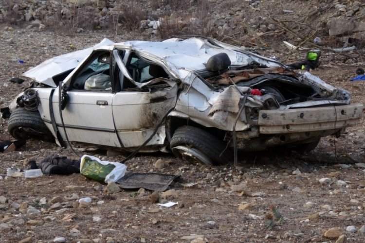 Isparta'da &ccedil;arpışıp u&ccedil;uruma d&uuml;şen ara&ccedil;ta 2 kişi &ouml;ld&uuml;