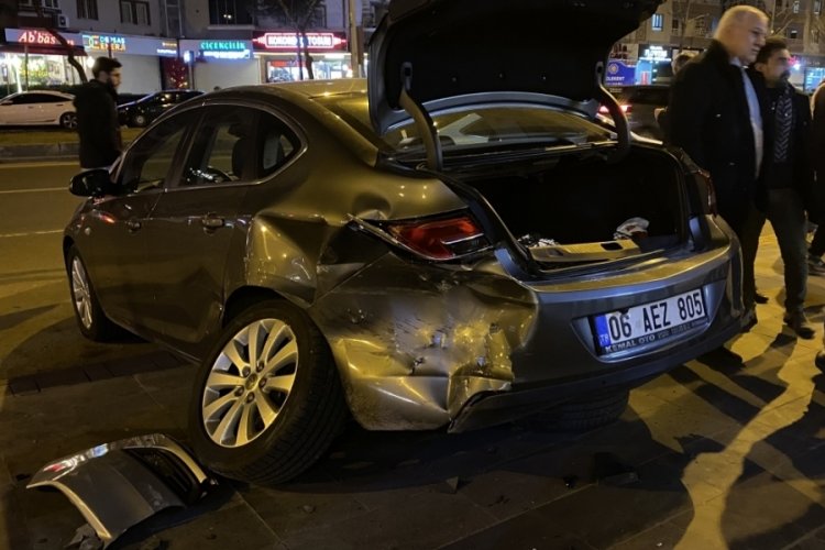Diyarbakır'da alkoll&uuml; s&uuml;r&uuml;c&uuml; &ouml;nce otomobile &ccedil;arptı, sonra site girişine u&ccedil;tu