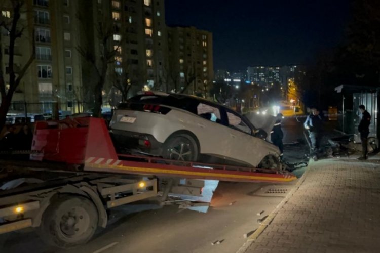 İstanbul K&uuml;&ccedil;&uuml;k&ccedil;ekmece'de kontrolden &ccedil;ıkan ara&ccedil; elektrik direğine &ccedil;arptı: Yaralılar var