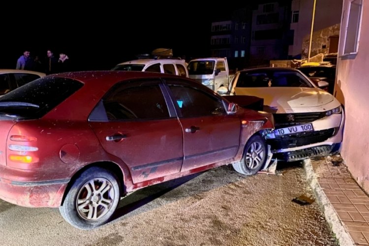 Sinop'ta alkoll&uuml; s&uuml;r&uuml;c&uuml; milyonluk otomobile &ccedil;arptı