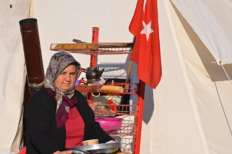 Gaziantep'te depremzede ailenin bayrak hassasiyeti