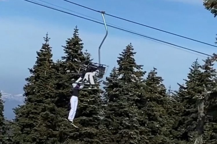 Uludağ'da bir kayak&ccedil;ı telesiyejde asılı kaldı