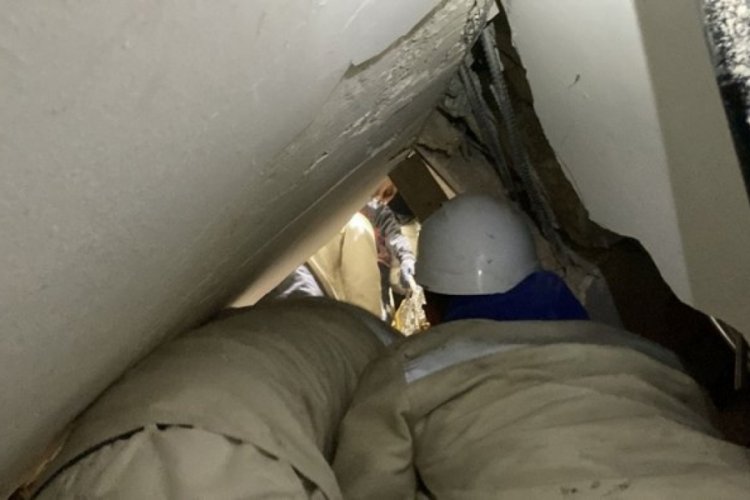 Antakya'da art&ccedil;ı depreme rağmen enkaz altındaki kadını bırakmadılar