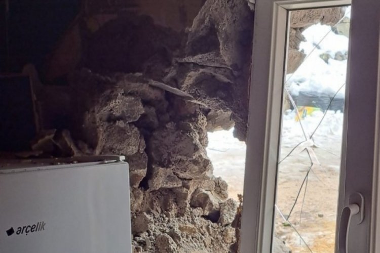 Ordu'da dağdan d&uuml;şen kaya evi par&ccedil;aladı