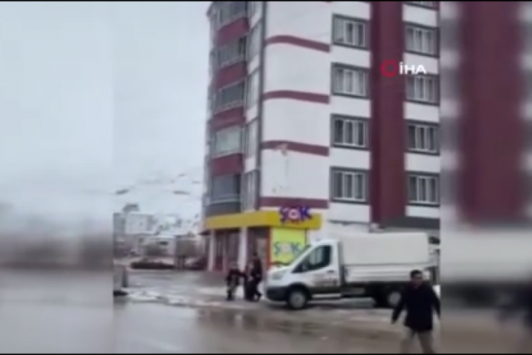 Depremin yeni g&ouml;r&uuml;nt&uuml;leri ortaya &ccedil;ıktı... Binaların &ccedil;atlaması &ccedil;&ouml;kmesi kamerada
