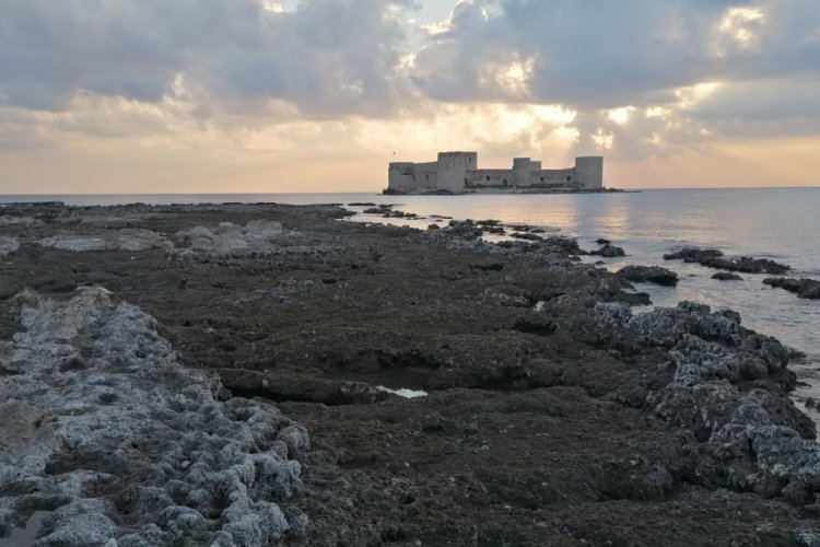 Mersin Kızkalesi'nde deniz suyu çekildi