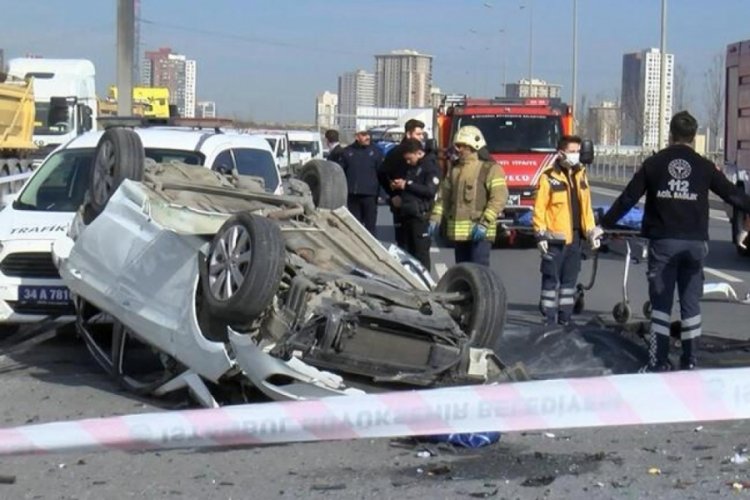 İstanbul'da iki otomobil &ccedil;arpıştı: 1 &ouml;l&uuml;, 2 yaralı