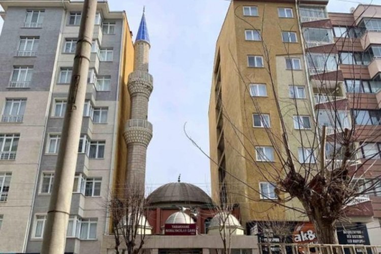 Eskişehir'de iki apartmanın arasında sıkışıp kalan cami