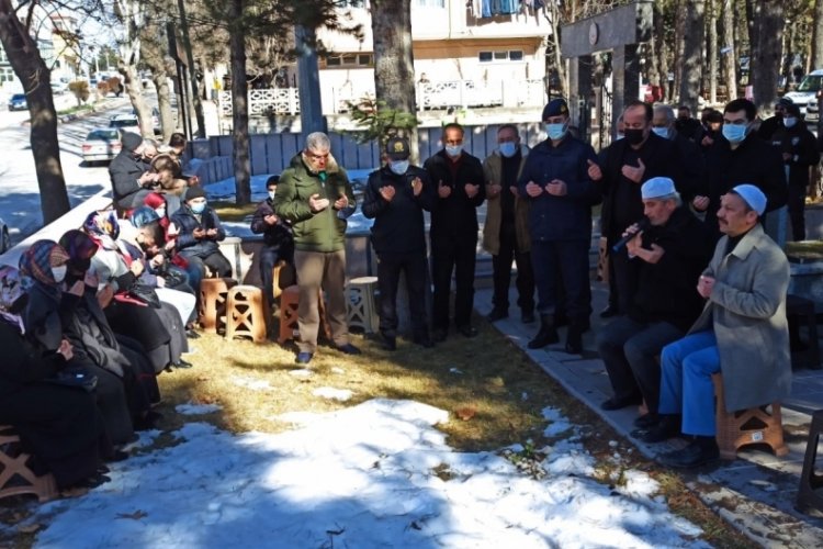 &Ccedil;ığ altında kalarak şehit d&uuml;şen Ufuk Deniz, kabri başında anıldı