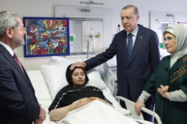 Cumhurbaşkanı Erdoğan ve eşi depremzede &ccedil;ocukları ziyaret etti