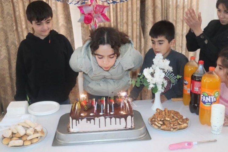 12 yaşındaki depremzede Fatma'ya doğum g&uuml;n&uuml; s&uuml;rprizi