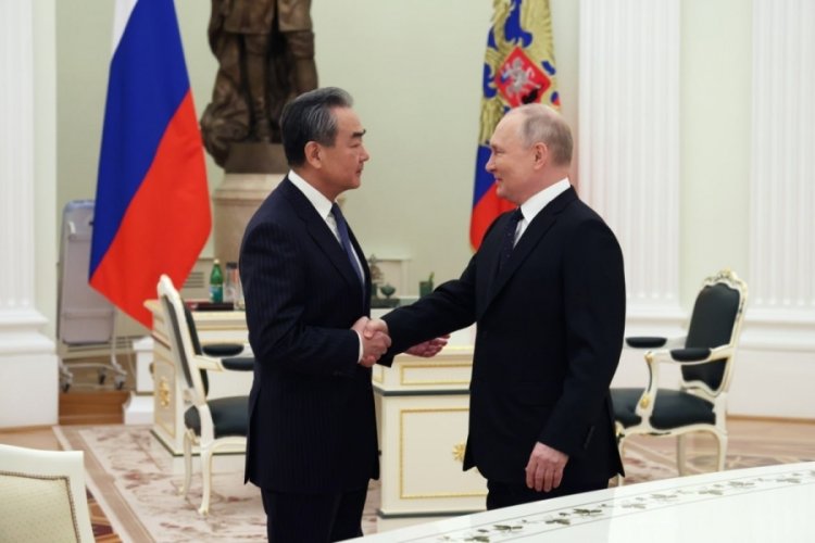 &Ccedil;inli &uuml;st d&uuml;zey yetkili Wang Yi, Vladimir Putin ile g&ouml;r&uuml;şt&uuml;
