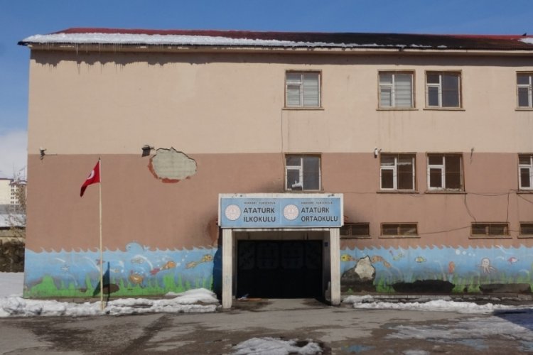 Hakkari'de depreme dayanıksız 3 okul tahliye edildi