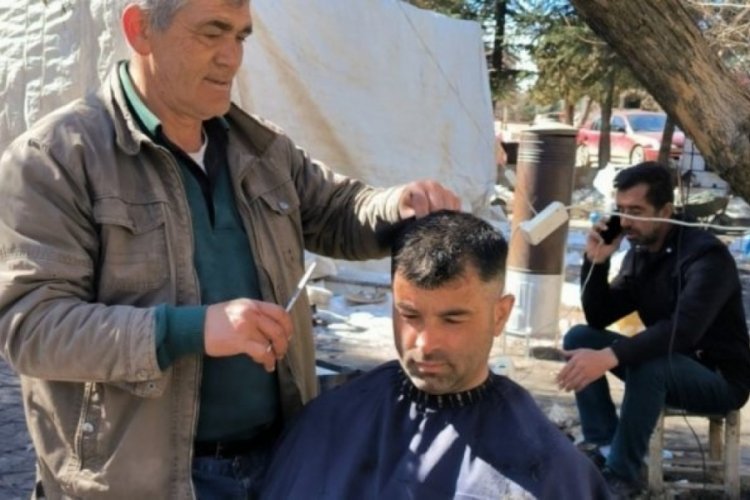 Malatya'da d&uuml;kkanı yıkılan berber, depremzedeleri &uuml;cretsiz tıraş ediyor