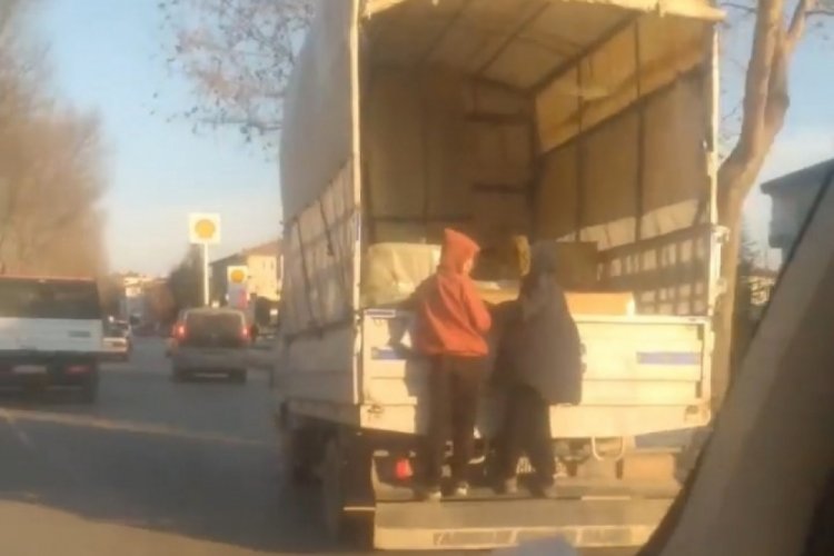 Elazığ'da kamyonet arkasına asılan &ccedil;ocukların tehlikeli yolcuğu kamerada