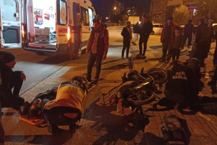 Bursa Orhangazi'de otomobil ile motosiklet &ccedil;arpıştı: 2&nbsp;Yaralı
