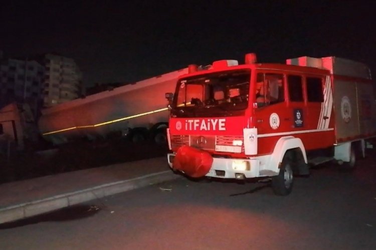Kocaeli'nde park halindeyken freni boşalan tanker yoldan &ccedil;ıktı