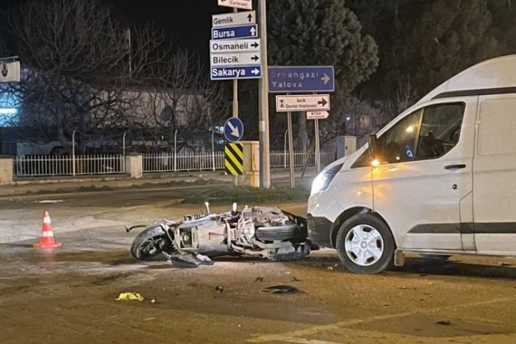 Bursa'da motosiklet ve kamyonet &ccedil;arpıştı