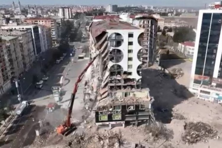 Galeria Sitesi'nin yıkılma nedeni kolon kesme zemin suyu ve &ccedil;ıkma balkon