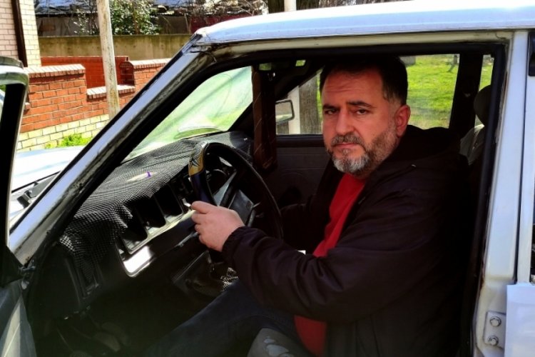 Bursalı muhtar depremzedeler i&ccedil;in otomobilinden vazge&ccedil;ti