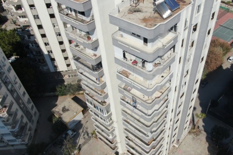 Yıkılacak binalardan hurda topluyorlar