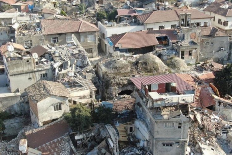 Enkazlarda bulunan teknolojik aletler polis g&ouml;zetiminde korunuyor