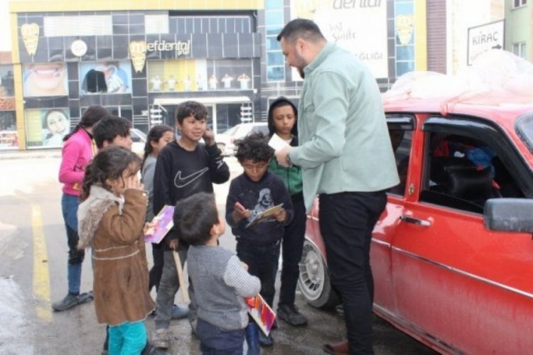 Ordu'da g&ouml;rd&uuml;ğ&uuml; r&uuml;yadan etkilenerek deprem b&ouml;lgesine oyuncak dağıttı