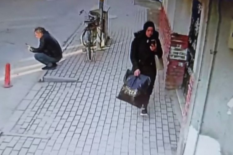 Bursa'da yardım g&ouml;revlisinin &ccedil;antasını &ccedil;alan kadın kamerada