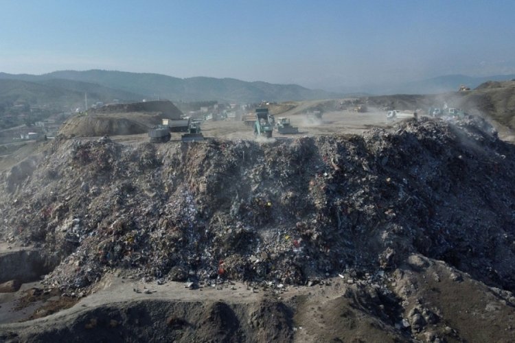 Enkazın kaldırıldığı b&ouml;lgede molozlar dağ gibi y&uuml;kseldi