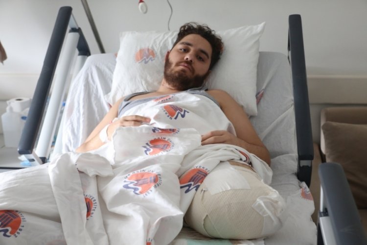 Enkaz altında kardeşine siper olan abi, ayağını kaybetti