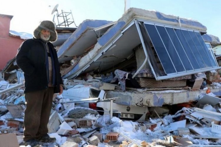 Kahramanmaraş'ta 18 g&uuml;nd&uuml;r enkaz başında bekliyor