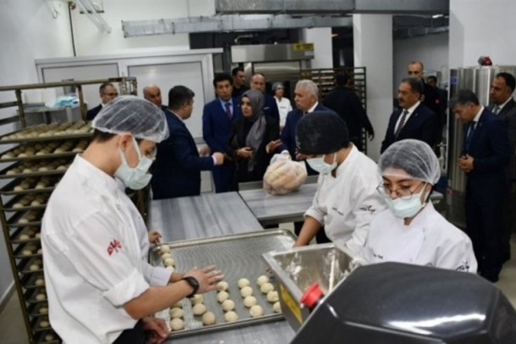 Tekirdağ'da &ouml;ğrenciler depremzedelere yardım ediyor