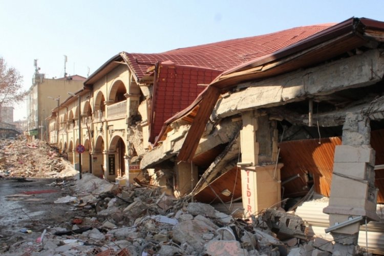 Tarihi Şire Pazarı depremde yıkıldı