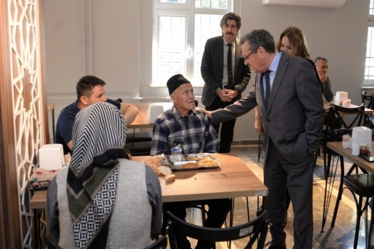 Bursa'da &Uuml;niversite Konukevi'nde kalan depremzedelere moral ziyareti