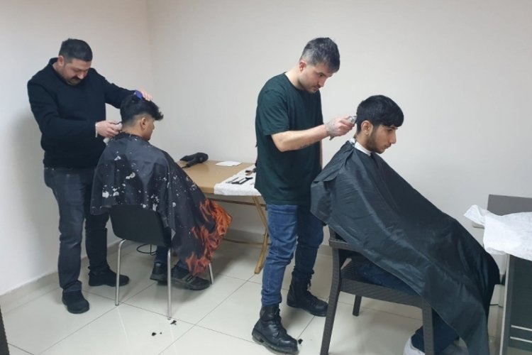 Giresun'da berber ve kuaf&ouml;rler depremzedelere &uuml;cretsiz hizmet veriyor