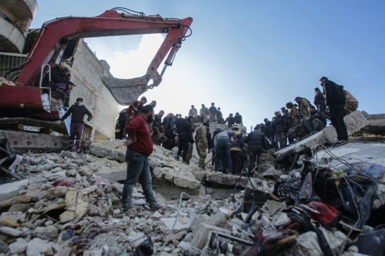 Enkaz altından &ccedil;ıkarıldı: &Ouml;l&uuml; sanılan gen&ccedil; mezarlıkta hareket etti