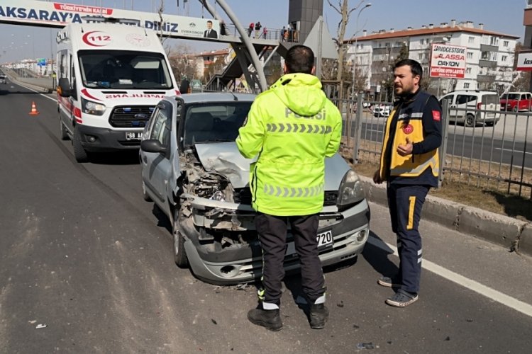 Aksaray'da otomobil kamyonete &ccedil;arptı: 1'i ağır 3 kişi yaralandı
