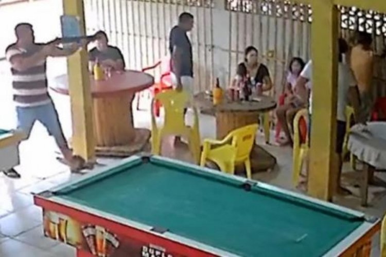 Brezilya'da bilardoda kaybeden şahıslar kendilerine g&uuml;lenleri &ouml;ld&uuml;rd&uuml;