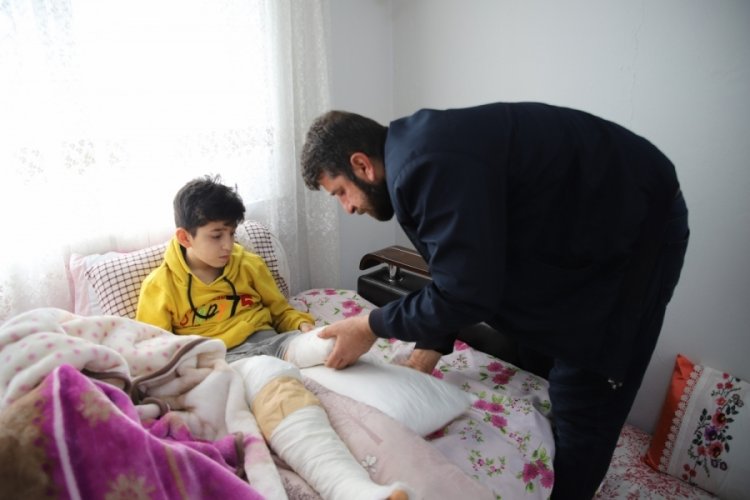 Enkaz altında kalan oğlunu 3 g&uuml;n sonra bacağı kesillmiş halde buldu