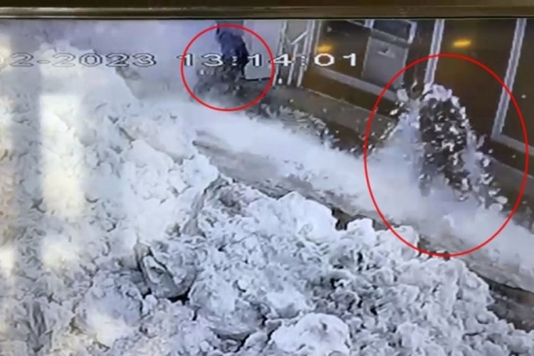 Bing&ouml;l'de kaldırımda y&uuml;r&uuml;rken &uuml;zerine kar k&uuml;tlesi d&uuml;şt&uuml;