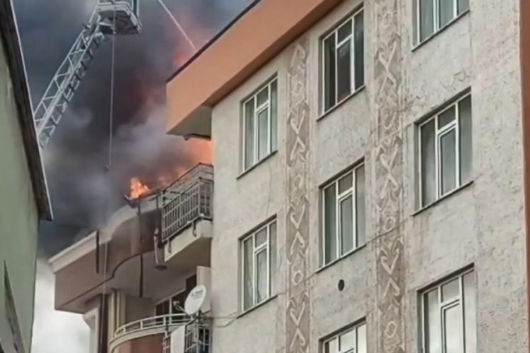 İstanbul'da binanın &ccedil;atısı alev alev yandı