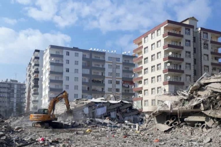 Diyarbakır'da acil yıkım kararı verilen 3 yapının yıkımı tamamlandı